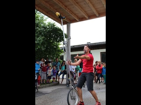 Jongleur und Feuerkünstler MAD-HIAS und Ausschnitte der MAD-HIAS-Show bei München in Bayern
