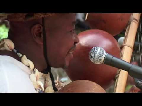 Andeng Etaba playing the mvet