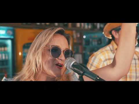 Giselle e Sandro Henrique - É Dia De Piseiro (Clipe Oficial)