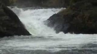 preview picture of video 'Rafting Jyrävä 9 m waterfall, Kuusamo Finland'