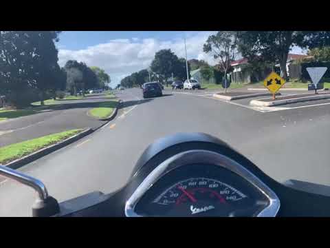 Riding Vespa GTS HPE 2021 to a dairy shop in Auckland