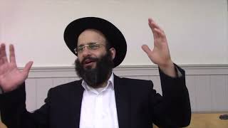 אנשים שאומרים קדיש לא באותו קצב (הרב אלחנן משה נחמנסון) - התמונה מוצגת ישירות מתוך אתר האינטרנט יוטיוב. זכויות היוצרים בתמונה שייכות ליוצרה. קישור קרדיט למקור התוכן נמצא בתוך דף הסרטון