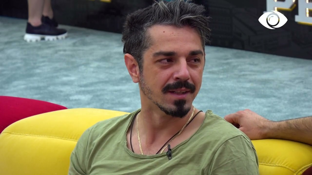 Hera parë që qaj/ Armaldo i emocionuar pas surprizës nga familjarët