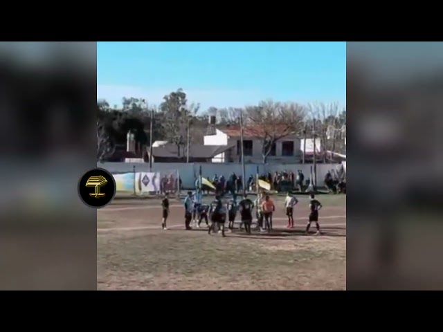 Feroz agresión en pleno partido: Jugador le pega un puño al árbitro tras recibir una tarjeta roja