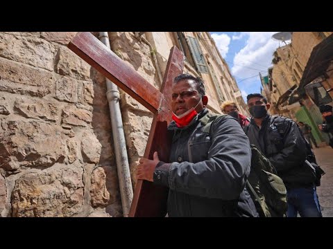 Christen laufen Kreuzweg am Karfreitag in Jerusalem