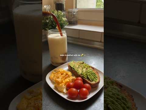Avocado toast with scrambled eggs 🥑✨ #breakfast #easyrecipe #healthyfood #avocadotoast #quickmeals
