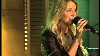 Leah performs &#39;Met jou klere aan&#39; LIVE!