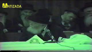 ניגון שמחה רס"ט בהתוועדות הרבי מליובאוויטש - התמונה מוצגת ישירות מתוך אתר האינטרנט יוטיוב. זכויות היוצרים בתמונה שייכות ליוצרה. קישור קרדיט למקור התוכן נמצא בתוך דף הסרטון