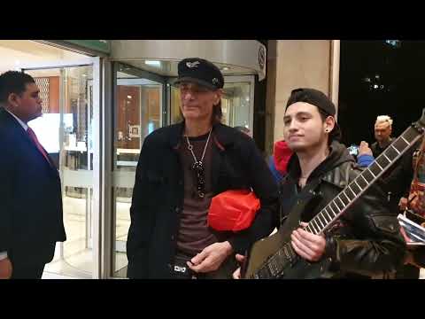 STEVE VAI LLEGANDO A SANTIAGO, CHILE - 14-06-2023