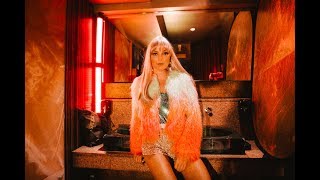 Videoklip Markéta Konvičková - Nahoru (3-6) s textom piesne