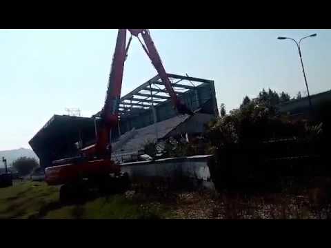 VIDEO: Búranie hlavnej tribúny na futbalovom štadióne