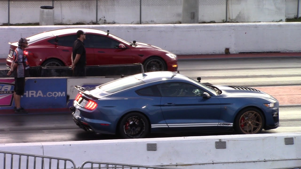 Tesla Plaid Model S vs 1,000HP Shelby GT500 Mustang 1/4 Mile Drag Races