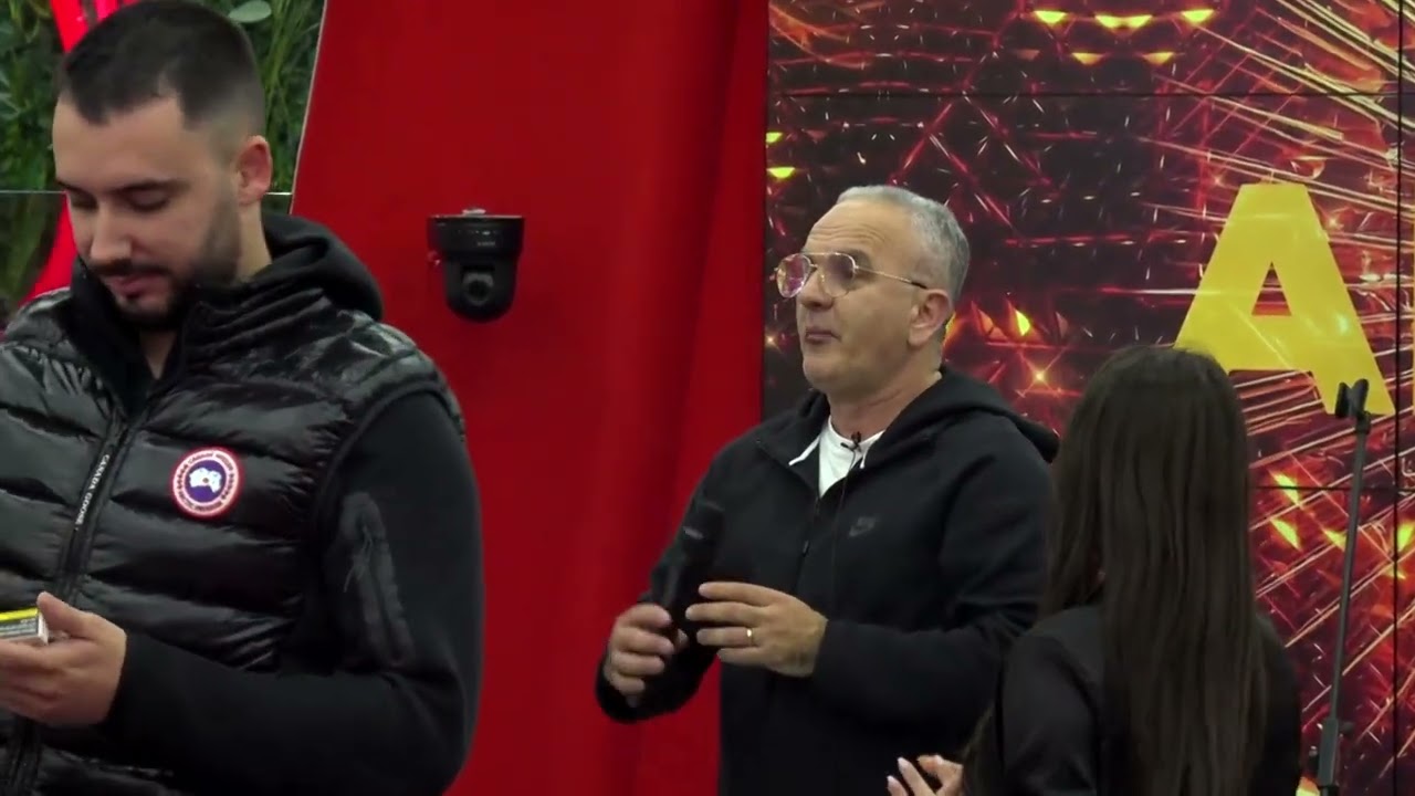 “Bjeri gajdes, gajdexhi…”/ Banorët duartrokasin dhe kërcejnë së bashku me këndimin e Artanit në “Unë vlej”