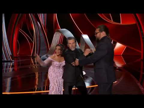 Regina Hall gets handsy with Jason Momoa and Josh Brolin at The Oscars.