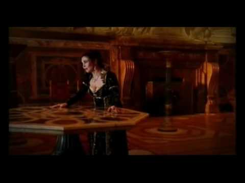 Μία τοποσυναφής και... «χρονοσυναφής» Tosca! Η ιδέα συνίσταται στην ακριβή τήρηση των ενδείξεων χρόνου και τόπου του λιμπρέτου στην όπερα του Puccini, η οποία τοποθετείται στη Ρώμη, το έτος 1800. Η πρώτη πράξη ερμηνεύθηκε, κινηματογραφήθηκε και μεταδόθηκε ζωντανά από την εκκλησία Sant’Andrea della Valle το πρωί του Σαββάτου, η δεύτερη πράξη πραγματοποιήθηκε το Σάββατο βράδυ στις δέκα, στο Palazzo Farnese, και η τρίτη πράξη εξελίχθηκε στις έξι το πρωί της Κυριακής στο Castel Sant'Angelo. 