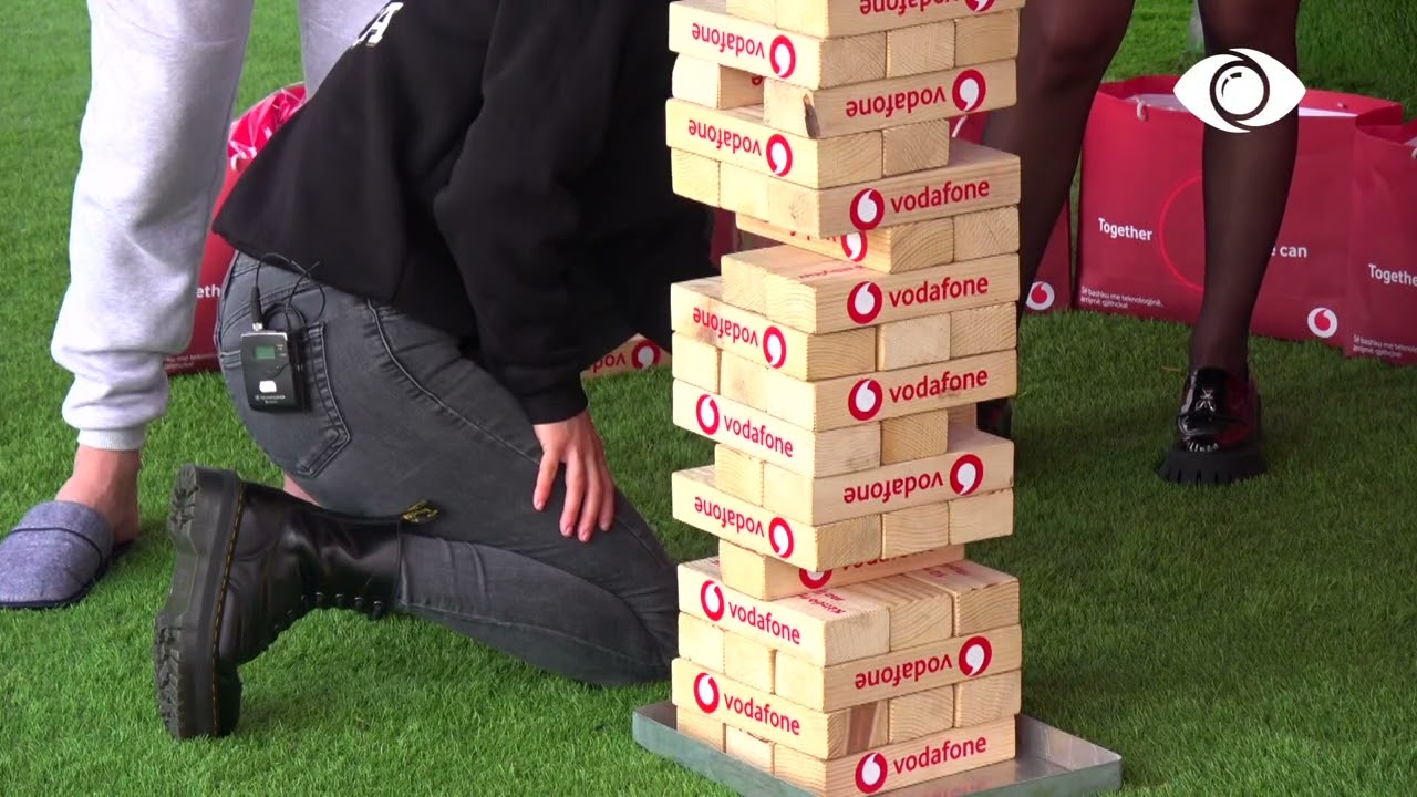 Loja Jenga/ Tani duhet të rrotullohet me një këmbë