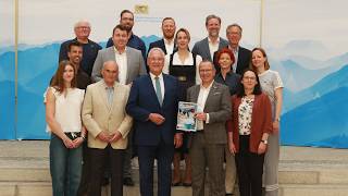 Übergabe des neuen Nachwuchsleistungssportkonzepts an den Sportminister Joachim 
