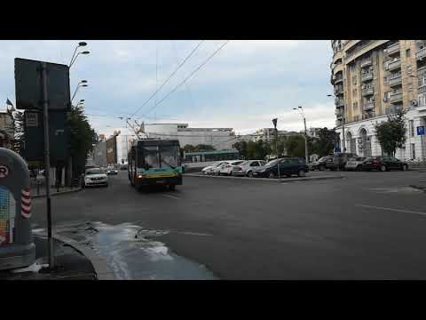 Troleibuzele Ikarus 415T #5130 și #5227 efectuând stația "Piata Unirii" pe liniile 73 și 76.