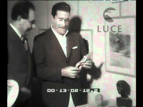 Actors in the gallery.