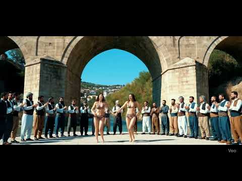 Diyarbakır da Bikinili Halay Videosu Bikinili Turistler Çok Güzel Halay Çekiyor #halay #turist