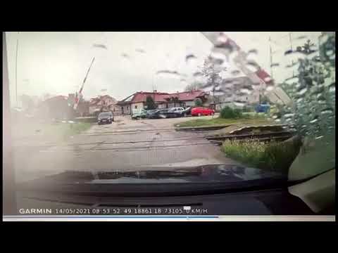 Prejazd vlaku cez priecestie v Bytčici po otvorení závor