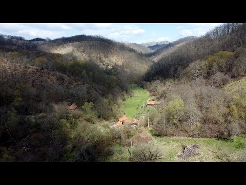 Gialacuta, satul părăsit într-un loc de poveste. Imagini AERIENE