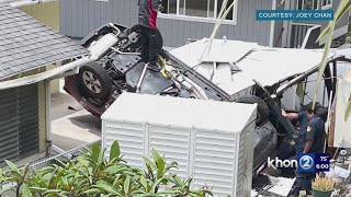 Car drives off ledge into Nuuanu home