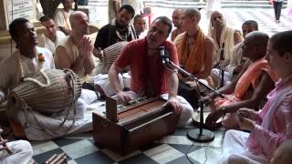 preview picture of video 'Govinda's Evening Kirtan @iskcon vrindavan'