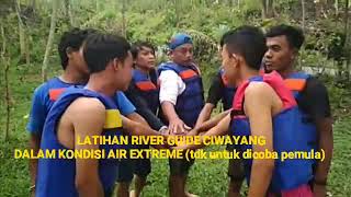 preview picture of video 'LATIHAN RIVER GUIDE CIWAYANG Dalam Kondisi Air Extreme (tdk untuk ditiru pemula)'