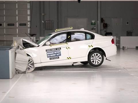 2006 BMW 3 series moderate overlap IIHS crash test