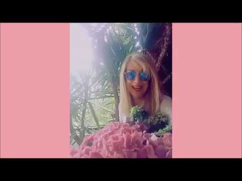 Loriana Lana con le piante e i fiori del suo terrazzo romano