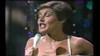 HELEN REDDY - IT&#39;S EASY TO SAY from the Movie &quot;10&quot; - DUDLEY MOORE - THE OSCARS