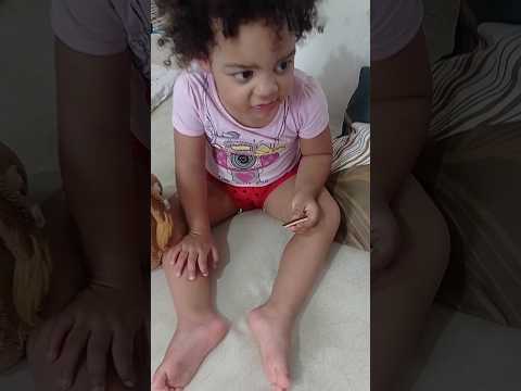 acordou comendo chocolate 🍫 Maria Fernanda criança de 2 anos