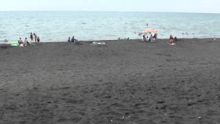 preview picture of video 'август 2014 Грузия, пляж в Уреки (Ureki) с черным песком.'