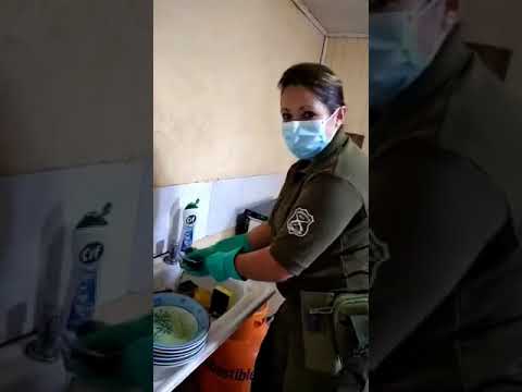 Carabineros dan el ejemplo y ayudan en la limpieza de vivienda de adulto mayor en condición de abandono en Linares