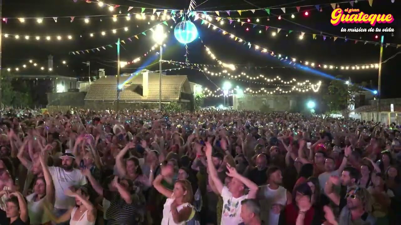 Coreografía masiva de YMCA en EL GRAN GUATEQUE