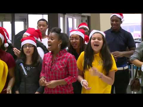 Newark Airport Holiday Carolers