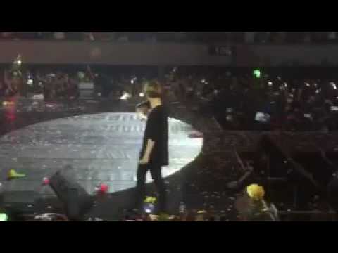 170506 Jimin laugh at his old selca 😂😂 The Wings Tour In Manila day 1