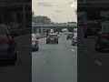 Persoon hangt uit rijdende auto op A10