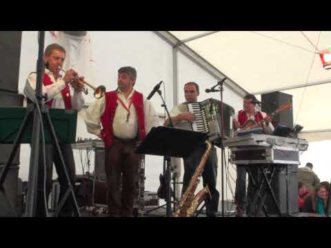 Festtag im Dorf Kreuz und Quer