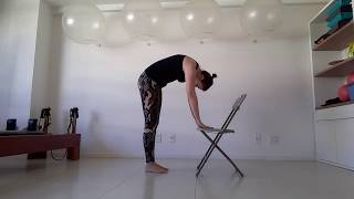 Sequência em Pé Usando uma Cadeira (Roll Down e Pull Up)
