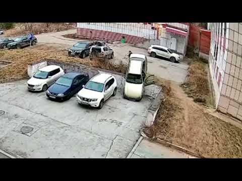 Перепрыгнула с верхней парковки на нижнюю