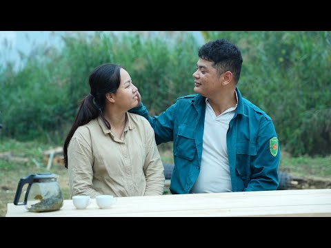 Officer Nam showed his affection for Tu Cam with a small gesture.