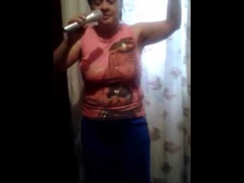 Senhorita cantando e dançando JM