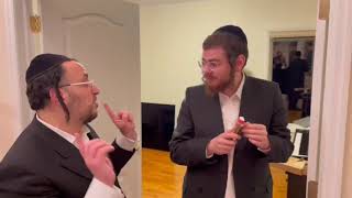 ליפה שמלצר מזמין חברים כדי לחגוג את המעבר לבית החדש