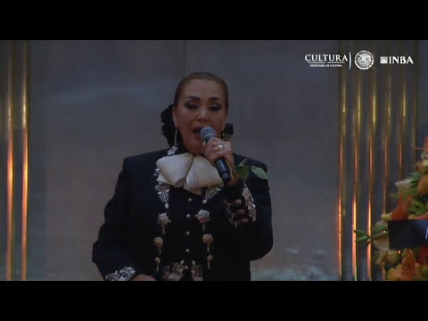 Aida Cuevas despide a Juan Gabriel en su funeral en Bellas Artes