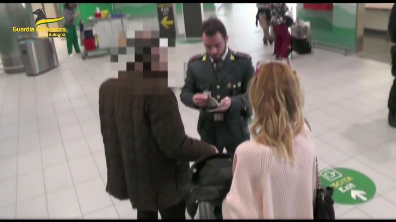 Scoperti in aeroporto oltre 4,5 milioni di denaro non dichiarato (VIDEO)