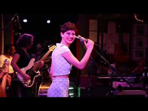 Cut Me Loose - Live performance by alicia Michilli