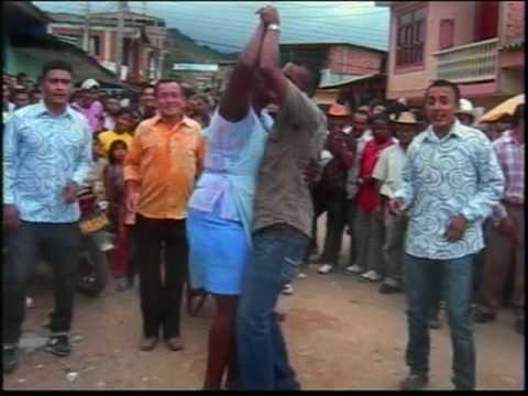 LA NEGRA ADELA--- ALVARO RUIZ (el hombre feliz)