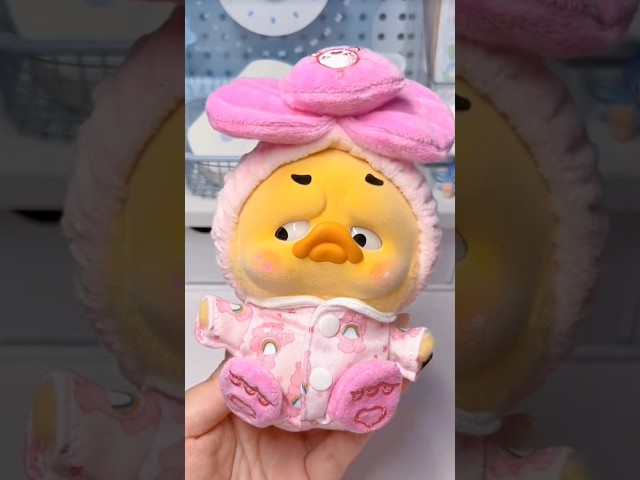 Kolekcjonerska miękka zabawka z zawieszką POP TOP 1983toys z serii &bdquo;Upset Duck x Care Bears&rdquo; &ndash; BĄDŹ TĘCZĄ